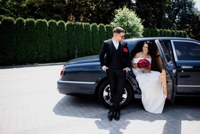 How to Choose the Perfect Wedding Limo for Your Big Days